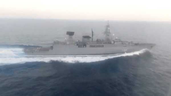 Mỗi tàu được trang bị hệ thống radar cảnh giới SMART-L và điều khiển hỏa lực APAR, cho phép phát hiện và đánh chặn nhiều loại mục tiêu, bao gồm cả máy bay tàng hình và tên lửa hành trình.