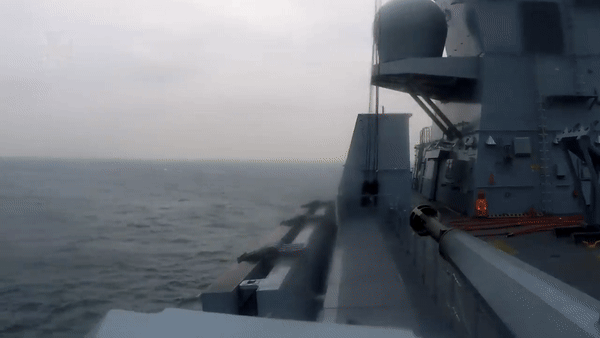 Ông Hahn đồng thời cáo buộc giới chức Đức che giấu tình trạng thiếu hụt tên lửa trang bị trên lớp chiến hạm Sachsen suốt nhiều tháng trước đó.