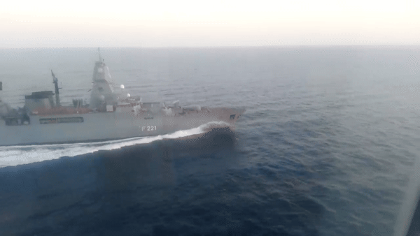 Hessen là một trong ba chiếc thuộc lớp tàu hộ vệ phòng không tối tân do Đức phát triển, được ứng dụng nhiều công nghệ tàng hình để ẩn mình trước radar đối phương.