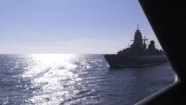 "Chúng tôi mới phát hiện ra rằng không thể mua thêm một số loại vũ khí trang bị trên tàu hộ vệ Hessen, do dây chuyền sản xuất chúng đã đóng cửa. Khi kho dự trữ cạn kiệt, hải quân Đức sẽ mất khả năng nạp lại tên lửa và phải rút chiến hạm về cảng", ông Florian Hahn, quan chức về chính sách quốc phòng của đảng Liên minh Xã hội Cơ đốc giáo (CSU) tại Hạ viện Đức, nói.