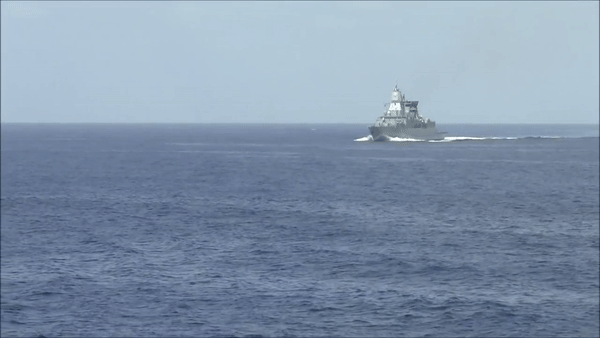 "Tuy nhiên, điều này có nghĩa là cả ba chiến hạm phải về nhà máy để hiện đại hóa và tinh chỉnh để có thể mang được loại tên lửa này", Alex Luck cho biết thêm.