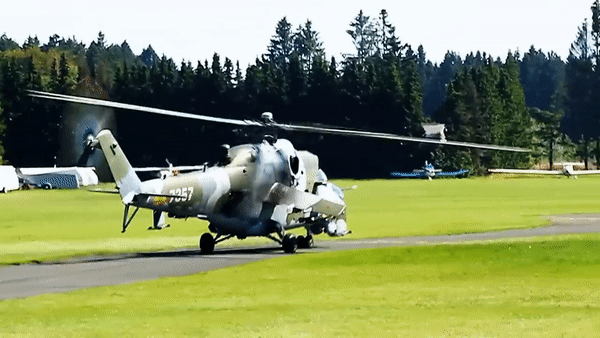 Cuộc chiến tranh Iran-Iraq đã từng ghi nhận, Mi-24 Iraq bắn hạ nhiều trực thăng AH-1J và UH-1 của Iran bằng súng máy YaKB và rocket. Đây là một thành tích hiếm có trực thăng chiến đấu nào trên thế giới đạt được.