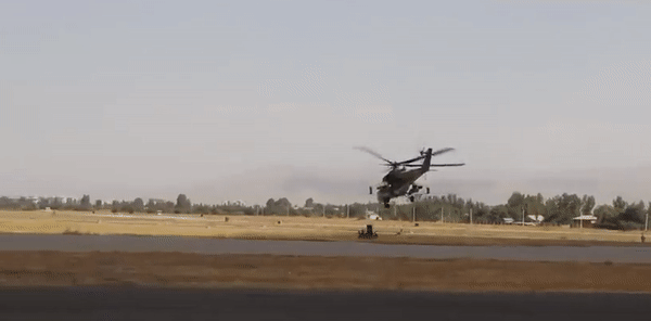 Uy lực vũ khí mạnh, cơ động cao, bọc giáp tốt, Mi-24 có thể nhanh chóng tấn công đội ngũ tăng thiết giáp cũng như công sự và binh lính đối phương.