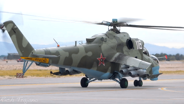 Mi-24 cũng được xem là loại trực thăng chiến đấu độc đáo nhất thế giới với khả năng vừa chở quân (như trực thăng vận tải), vừa có hỏa lực cực mạnh.