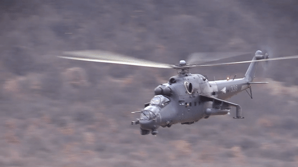 Về kích thước, trực thăng Mi-24 dài 17,5 m, đường kính rotor 17,3 m, chiều cao 6,5 m. Trọng lượng cất cánh tối đa 12.000 kg.