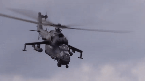 Ngoài ra trực thăng Mi-24 còn có thể tấn công đối phương bằng bom thông thường không có điều khiển.