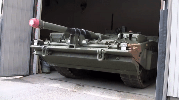 Để giảm chiều cao xe tăng, hạn chế việc biến thành mục tiêu trên chiến trường, các nhà thiết kế xe tăng Stridsvagn 103 đã loại bỏ tháp pháo; kết quả là một chiếc xe tăng chiến đấu chủ lực, có cấu hình thấp nhất từng được chế tạo. Strv 103 chỉ cao 2,13 mét và khẩu pháo của Strv 103 chỉ cách mặt đất 1,67 mét.