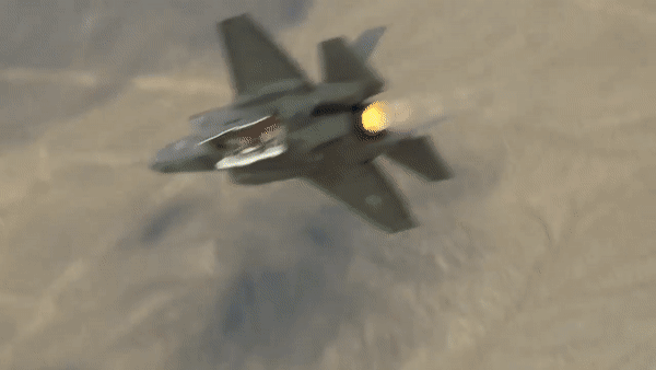 Hãy lấy tiêm kích tàng hình F-35 để so sánh. Chỉ vài ngày trước, Mỹ tuyên bố F-35 đã được chứng nhận khả năng vũ khí hạt nhân.