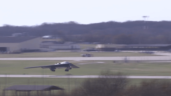 Không thể phủ nhận uy lực của oanh tạc cơ tàng hình B-2, nhưng cũng không thể không nói đến giá thành đắt đỏ của dòng chiến đấu cơ này.