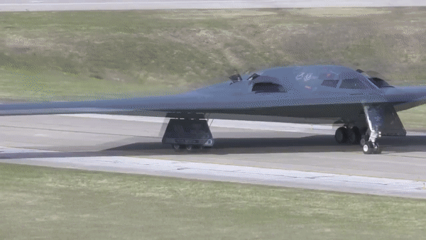 B-2 Spirit là mẫu oanh tạc cơ chiến lược được Mỹ ra mắt năm 1988, cũng là phi cơ đắt nhất trong lịch sử.