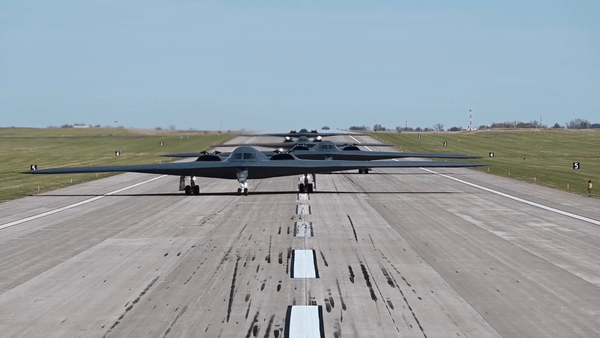 Giá thành chế tạo một chiếc B-2 nếu tính cả chi phí nghiên cứu phát triển sẽ lên tới 2,1 tỷ USD.