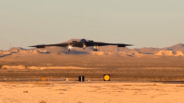 Hệ thống điện tử hàng không hàng đầu của oanh tạc cơ tàng hình B-2 Spirit của Mỹ cho phép tấn công chính xác mục tiêu ngay cả trong điều kiện thời tiết khắc nhiệt nhất.