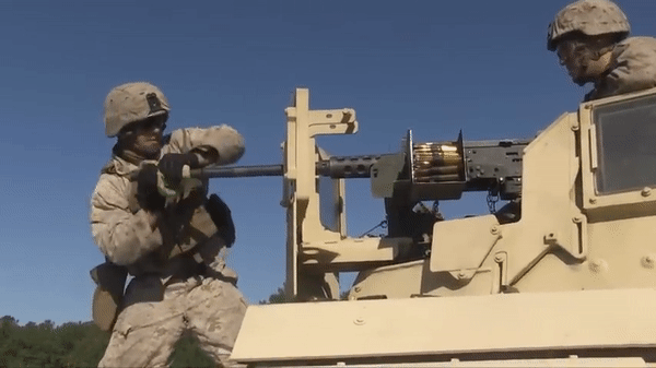 M2 Browning được trang bị bộ giảm rung và nòng thay thế khiến nó có thể xách tay dễ dàng hơn so với các loại vũ khí hạng nặng khác.
