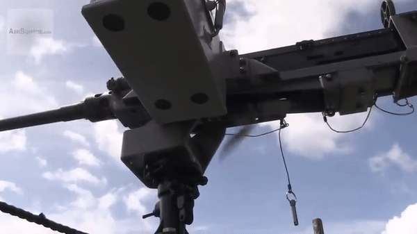 Súng máy M2 Browning làm mát bằng không khí và sử dụng băng đạn tự rã. Băng đạn có thể lắp từ bên phải hoặc bên trái sau một số điều chỉnh nhỏ của súng.