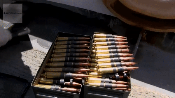 Tuy nhiên, M2HB Browning cũng có điểm hạn chế. Sau một thời gian khai hỏa, súng thường bị quá nhiệt và phải thay nòng. Nếu binh sĩ có sai sót trong quá trình lắp nòng mới, hậu quả sẽ vô cùng nặng nề.