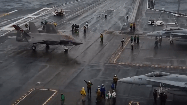 Tàu sân bay USS Dwight D. Eisenhower được đi kèm 1 đội tàu hộ tống, bao gồm các tuần dương hạm USS San Jacinto và USS Vella Gulf mang tên lửa hành trình Tomahawk, cũng như các tàu khu trục USS Stout, USS James E. Williams và USS Truxton.