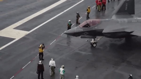 Tàu có trọng tải khoảng 100.000 tấn và có khả năng mang theo tới 90 máy bay các loại.