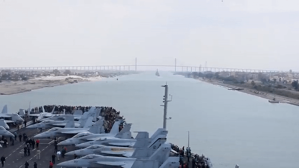 Tới những năm 90 của thế kỷ trước, tàu sân bay USS Dwight D. Eisenhower đã tham gia các chiến dịch của Quân đội Mỹ ở khu vực Địa Trung Hải, trong đó bao gồm cả chiến dịch yểm trợ cho cuộc Chiến tranh vùng Vịnh.