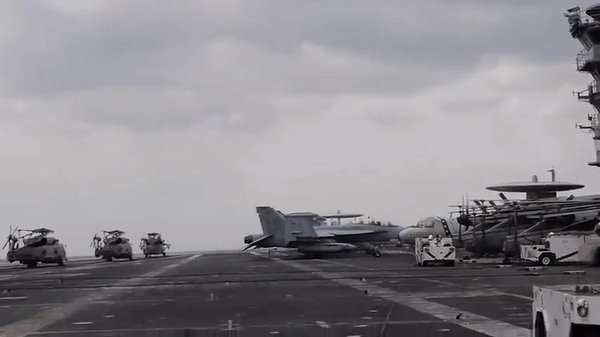 Tàu sân bay USS Dwight D. Eisenhower được đóng theo lớp tàu sân bay Nimitz nên nó sử dụng động cơ nguyên tử và không có giới hạn thời gian hành trình trên biển.