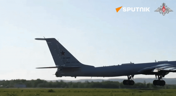 Tu-142 có trọng lượng cất cánh 190 tấn, tốc độ 735 km/giờ.