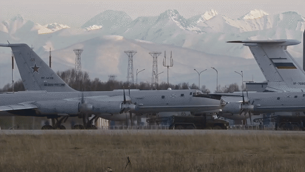 Ngoài nhiệm vụ trinh sát, chiếc Tu-142 cũng thực hiện nhiệm vụ chống ngầm khi cần thiết.