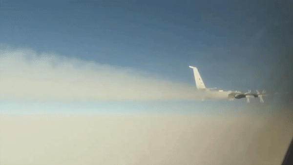 Hai chiến đấu cơ Typhoon thuộc không quân Hoàng gia Anh (RAF) xuất kích từ Lossiemouth ở Scotland đã bám theo máy bay trinh sát Tu-142 Bear-F của Nga khi nó bay qua Biển Bắc ngày 14/11, Bộ Quốc phòng Anh hôm 15/11 cho biết, thêm rằng đây là biện pháp răn đe để máy bay Nga không đi vào không phận Anh.