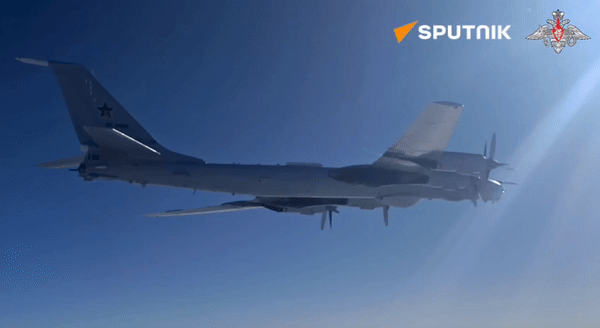 Trần bay của Tu-142 là 12.000-13.000m, bán kính chiến đấu 5.200 km.