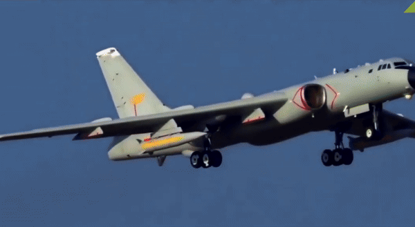 Mỗi chiếc H-6 có thể mang theo 9 tấn vũ khí các loại với tầm bay tác chiến 1.800km và đạt tốc độ hành trình 750km/h.