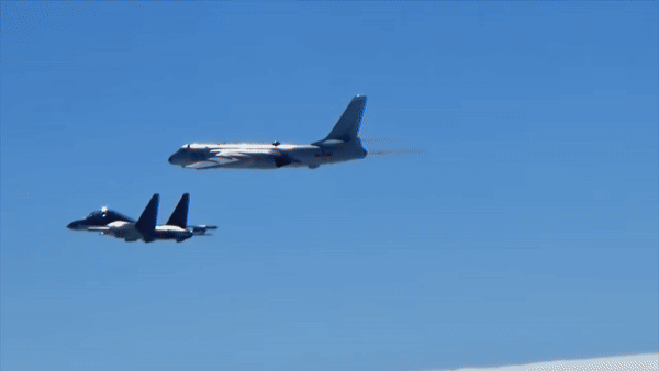 Được biết, hôm 24/7, 2 máy bay ném bom tầm xa Tu-95 của Nga và 2 oanh tạc cơ H-6 của Trung Quốc đã bị các chiến đấu cơ của Mỹ và Canada theo dõi và chặn lại khi chúng tiến gần không phận ngoài khơi bang Alaska.