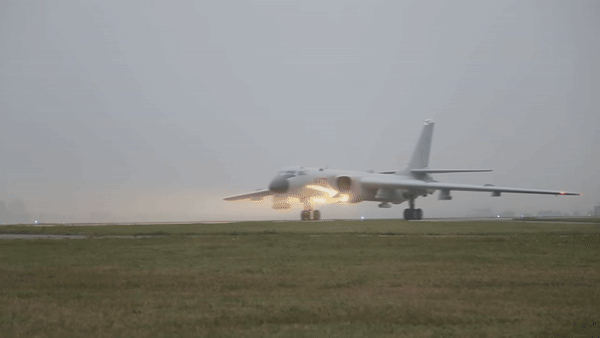 H-6 được xem là “xương sống” và là niềm tự hào của lực lượng không quân Trung Quốc, nó không chỉ có thể mang bom thông thường mà còn có thể mang bom thông minh và tên lửa hành trình.