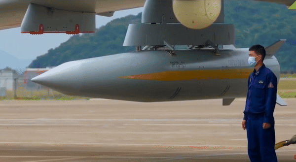 Sức mạnh của oanh tạc cơ H-6K nằm ở khả năng mang theo 6 tên lửa hành trình CJ-10 hoặc CJ-20 ở hai bên cánh, tầm bắn lên tới 2.400km hoặc tên lửa chống hạm YJ-12.