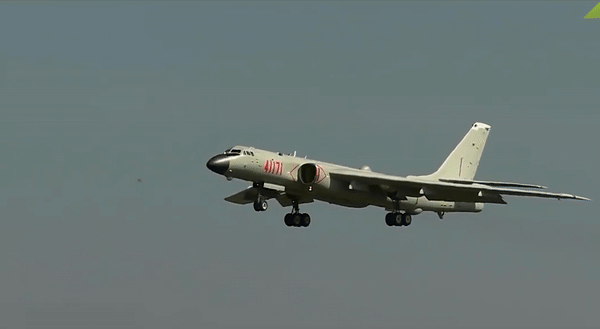 Oanh tạc cơ H-6 là dòng máy bay ném bom chiến lược được Trung Quốc sản xuất dựa trên phiên bản Tu-16 của Liên Xô.