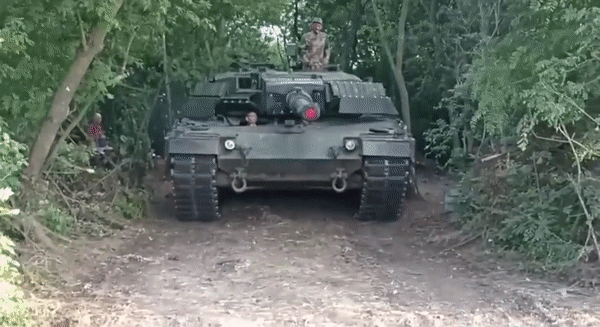 Leopard 2A4 cũng được trang bị hai súng máy, một súng máy đồng trục 7,62mm được lắp ở bên trái của vũ khí chính và một súng máy 7,62mm ở cửa sập của bộ nạp đạn.