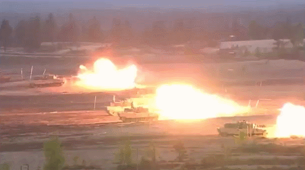 Leopard 2A4 được trang bị hệ thống điều khiển hỏa lực máy tính có tầm bắn tối đa 10.000 m với độ chính xác trong phạm vi 20 m.