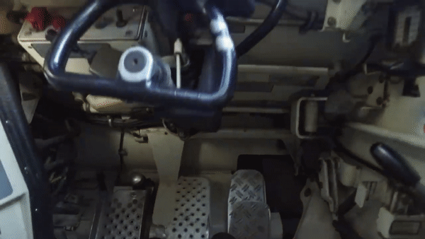 Khoang chứa đạn được ngăn cách với khoang chiến đấu bằng một cửa dẫn động bằng điện.