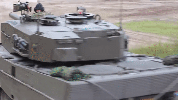 Leopard 2A4 mang theo tổng cộng 42 viên đạn với 27 viên được cất ở phía bên trái người lái, 15 viên ở bên trái của tháp pháo.