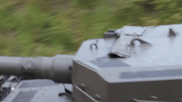 Leopard 2A4 được trang bị pháo nòng trơn Rheinmetall 120 mm hoạt động ổn định có thể bắn một loạt các loại đạn.