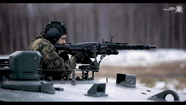 Leopard 2A4 được lắp đặt động cơ diesel 12 xi lanh MTU-12 MB 873-Ka 501 công suất 1.479 mã lực, cho tốc độ tối đa 68 km/h trên đường tốt và 31 km/h trên đường xấu.