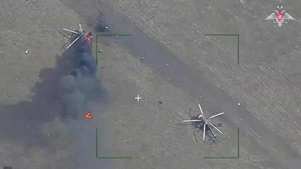 Hai UAV tự sát của Nga đã lao vào và phá hủy hai chiếc trực thăng Mi-8, chiếc còn lại của Ukraine đã kịp cơ động để thoát khỏi vụ tấn công.