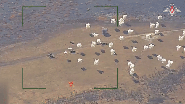 Quân đội Nga cho biết, máy bay trinh sát đã phát hiện 3 chiếc trực thăng Mi-8 của Ukraine đang đậu gần nhau tại khu vực định cư Novopavlovka, ngay lập tức Nga đã tấn công bằng bom chùm.