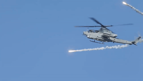 Ngoài ra hệ thống rocket phóng loạt 70mm Hydra 70 hoặc APKWS II và tên lửa không đối không AIM-9 Sidewinder cũng được trang bị cho dòng trực thăng đáng sợ này.