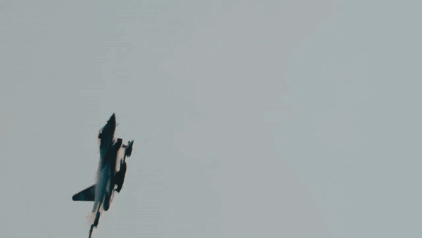 Từ khái niêm chiếm ưu thế trên không, Eurofighter Typhoon EF-2000 là một máy bay chiến đấu đa chức năng, rất linh hoạt, có khả năng thực hiện xuất sắc mọi nhiệm vụ.