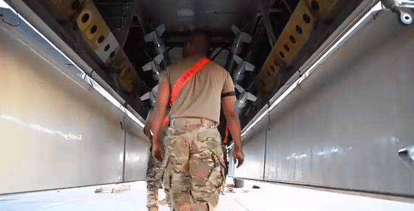 Với tầm bay xa, duy trì thời gian bay lâu trên chiến trường để ném các loại bom thông minh và bom không điều khiển, B-52H vẫn có giá trị rất lớn trong những cuộc xung đột gần đây.