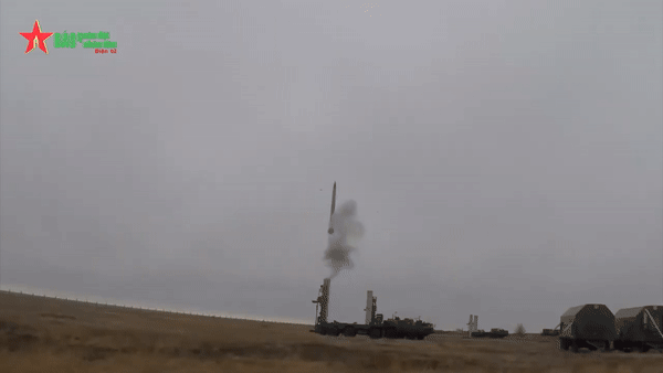 Đạn tên lửa của S-500 cũng có thiết kế khác hẳn với hệ thống đánh chặn trước đây. Mãi tới ngày 20/07/2021 hình ảnh thực tế về hệ thống S-500 đang khai hỏa mới được Nga công khai.