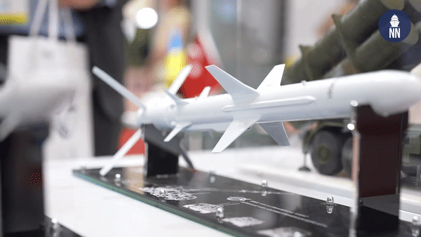 Nhà sản xuất cho biết tên lửa Neptune được cải tiến đáng kể về tầm bắn và hệ thống điện tử, được thiết kế để tiêu diệt tàu mặt nước có lượng giãn nước lên tới 5.000 tấn.