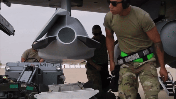 Tên lửa tàng hình AGM-158 JASSM là sự nâng cấp từ AGM-154 JSOW, vũ khí tấn công ngoài tầm phòng không điểm này chính thức được đưa vào thành phần tác chiến của Không quân Mỹ từ giữa thập niên 1990.