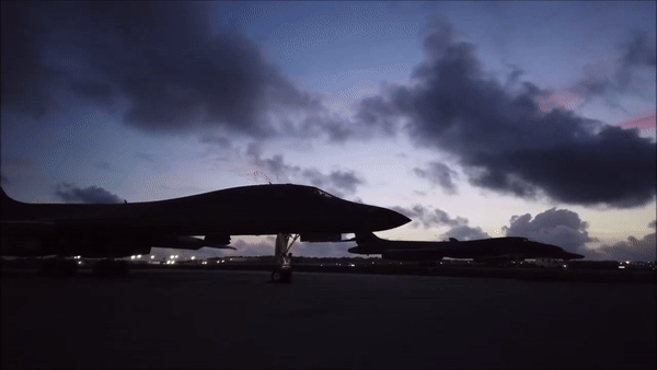 AGM-158 tích hợp hệ thống điều hướng rất tinh vi, kết hợp giữa dẫn hướng quán tính (INS), cập nhật dữ liệu từ hệ thống định vị toàn cầu GPS.