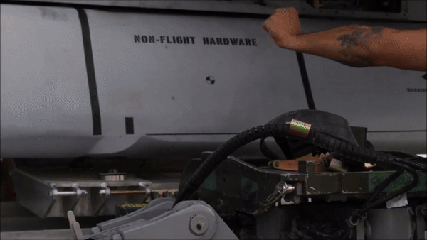 Tên lửa hành trình AGM-158 JASSM được trang bị động cơ phản lực Teledyne CAE J402, cho phép hoạt động trên một khu vực rộng lớn trong thời gian dài.