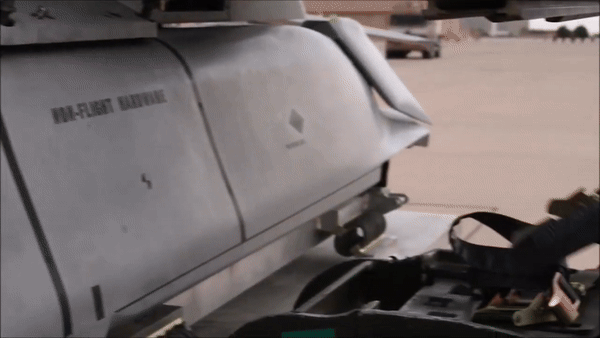 Đi kèm theo đó là bộ cảm biến hồng ngoại cho việc tìm kiếm và khóa mục tiêu ở giai đoạn cuối.