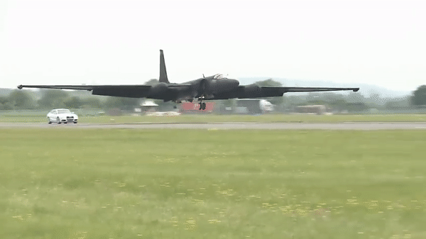 Để hỗ trợ phi công, chiếc máy bay đang hạ cánh được chỉ đạo tốc độ bởi một chiếc xe có thể chạy tốc độ cao như Ford Mustang SSP, Chevrolet Camaro B4C, hay một chiếc Pontiac GTO.